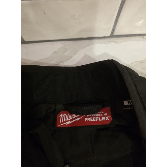 Milwaukee Men's Black FREEFLEX Lightweight Insulated Vest Large - Picture 6 of 12